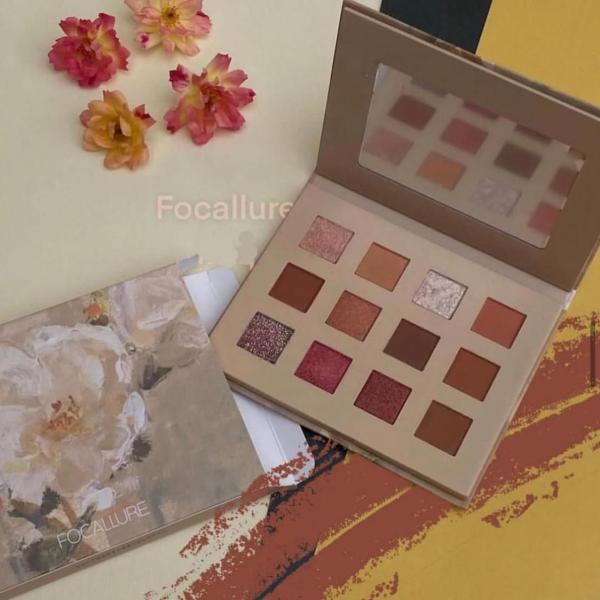 لوحة ظلال العيون