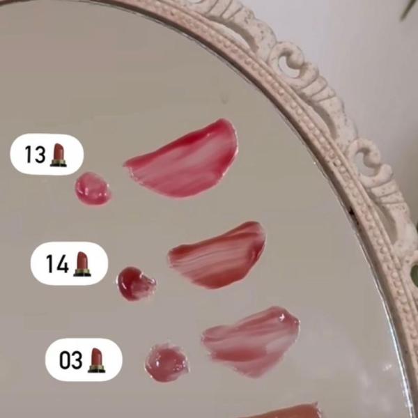 قابوس وملمع شفاه ناعم