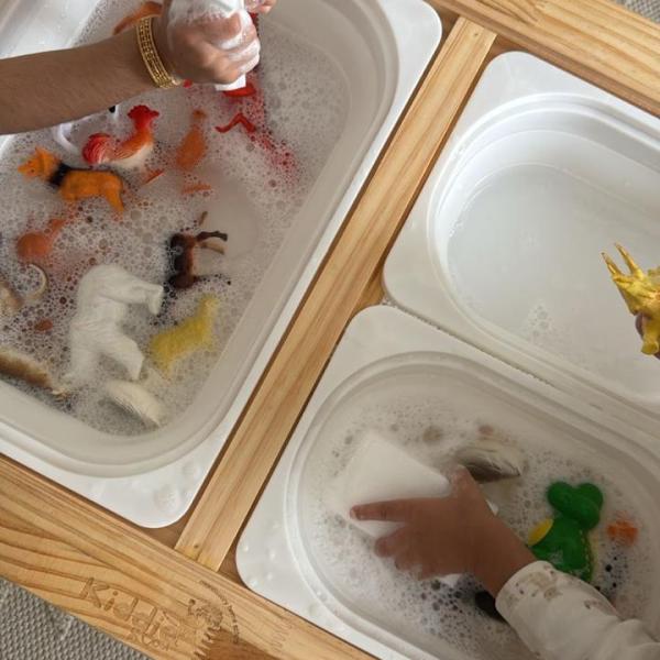 طاولة منتسوري مع 3 صندوق و 2 كرسي و 2 غطاء الطاولة أبيض وأسود و رول الورق الخشبي