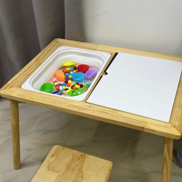 طاولة منتسوري مع 3 صندوق و 2 كرسي و 2 غطاء الطاولة أبيض وأسود و رول الورق الخشبي