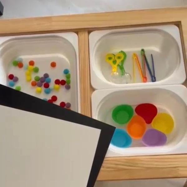 طاولة منتسوري مع 3 صندوق و 2 كرسي و 2 غطاء الطاولة أبيض وأسود و رول الورق الخشبي