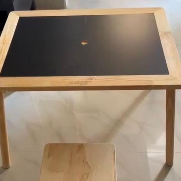 طاولة منتسوري مع 3 صندوق و 2 كرسي و 2 غطاء الطاولة أبيض وأسود و رول الورق الخشبي