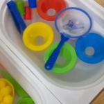 طاولة منتسوري مع 3 صندوق و 2 كرسي و 2 غطاء الطاولة أبيض وأسود و رول الورق الخشبي