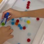 طاولة منتسوري مع 3 صندوق و 2 كرسي و 2 غطاء الطاولة أبيض وأسود و رول الورق الخشبي