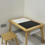 طاولة منتسوري مع 3 صندوق و 2 كرسي و 2 غطاء الطاولة أبيض وأسود و رول الورق الخشبي