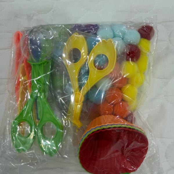 مجموعة أدوات + كرات ملونة